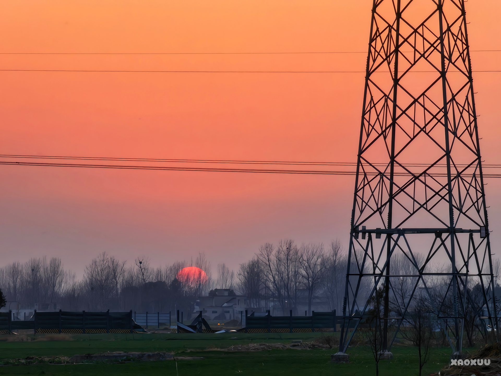 短暂的团圆时光结束了，家人送我去火车站，落日竟然这么大。